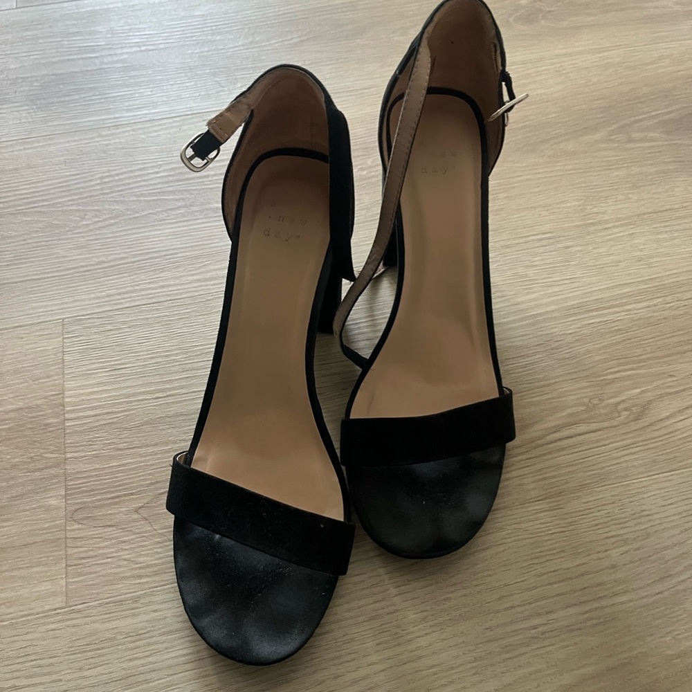 Simple black Nine West women’s heel size 10 fits 11